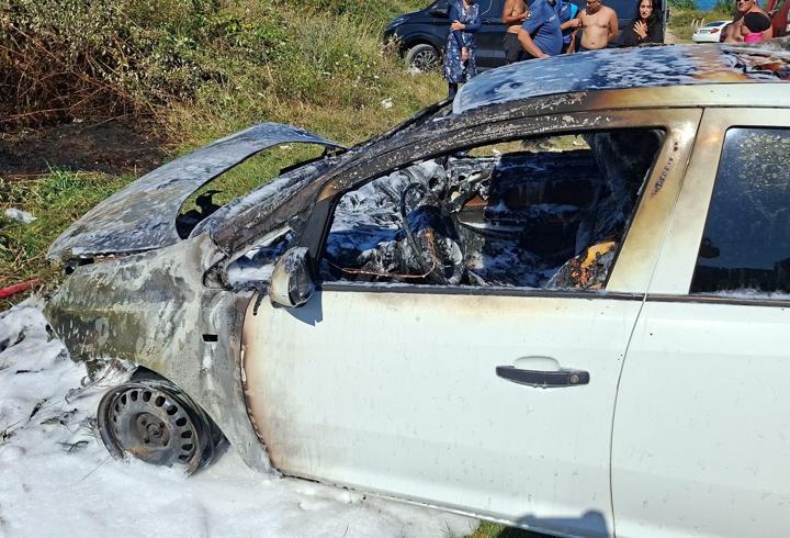 Sinop'ta park halindeki otomobilde yangın çıktı
