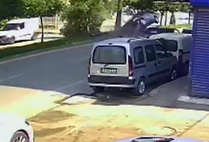 Ağaca çarpan otomobildeki 7 kişi yaralandı; kaza kamerada