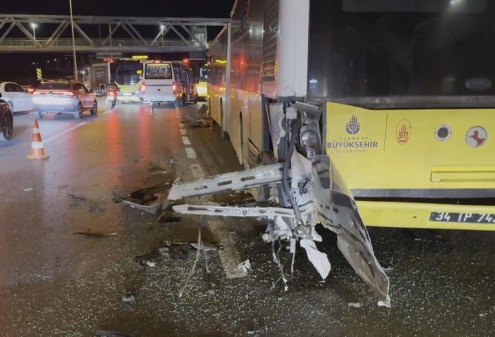 Büyükçekmece'de otomobil İETT otobüsüne çarptı: 1’i ağır 3 yaralı