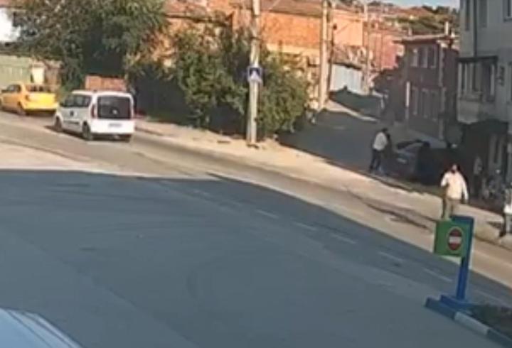 Kaçak göçmenleri taşıyan otomobil refüje çarptı; 2 yaralı (2)