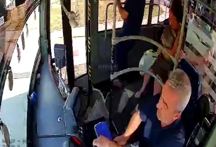 Midibüsünde fenalaşan yolcuyu hastaneye yetiştirdi