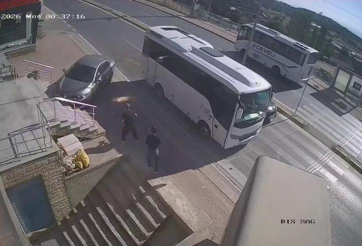 2 kişinin ezilmekten son anda kurtulduğu kaza kamerada