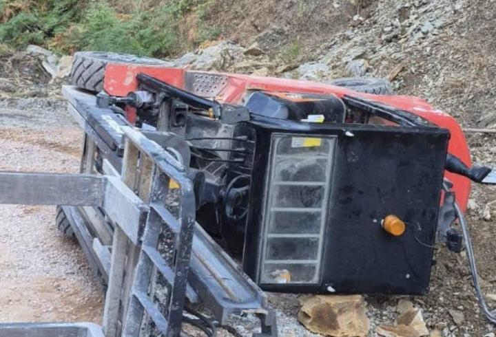 Devrilen forkliftin altında kalıp, yaralandı