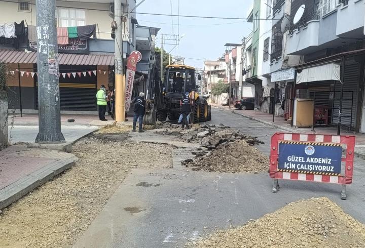 Akdeniz’de yeni yollar açılıyor, sokak ve kaldırımlar yenileniyor