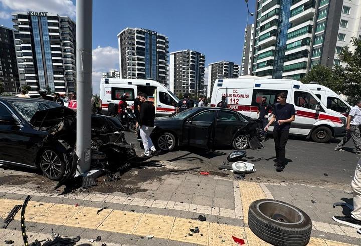 Diyarbakır'da otomobiller çapıştı: 1'i ağır 2 yaralı