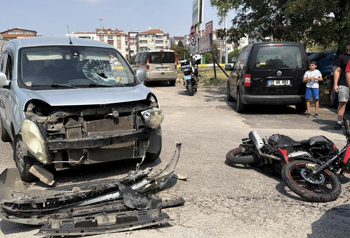 Edirne'de hafif ticari araçla motosikletin çarpıştığı kazada 1 kişi yaralandı