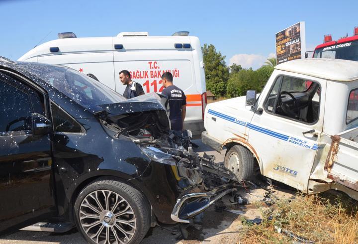Panelvan minibüs ile kamyonet çarpıştı: 1 yaralı