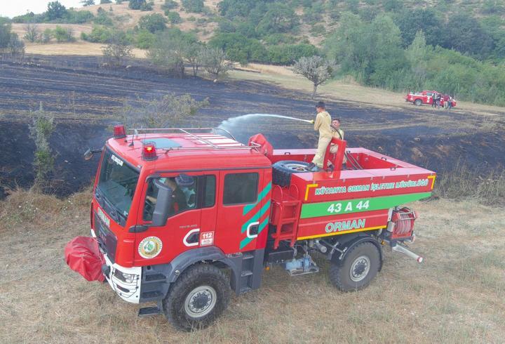 Kütahya'da traktörden kaynaklandığı iddia edilen yangında tarım arazisi zarar gördü