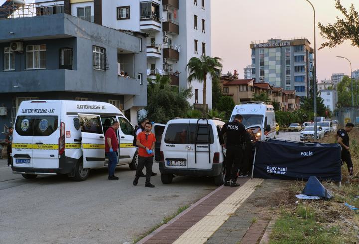 Husumetlisi ile eşini iş yerinde, müdahale eden oğlunu da araçta silahla vurdu: Baba ve oğlu öldü, anne yaralı