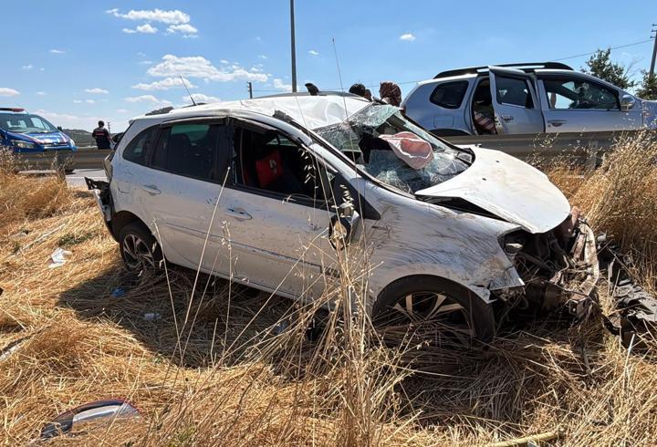 Takla atan otomobildeki 4 kişi yaralandı