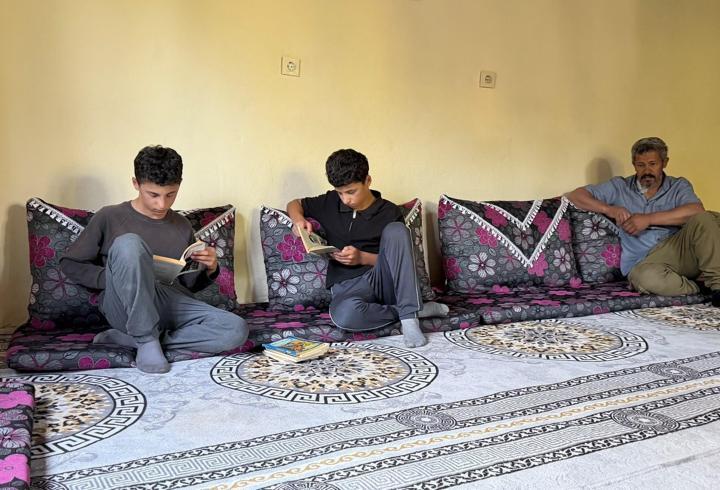 İkizler, yapımı tamamlanamayan evde yerde ders çalışıp fen lisesini kazandı