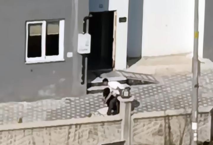 Apartman bahçesinde tartıştığı kadını dövdü