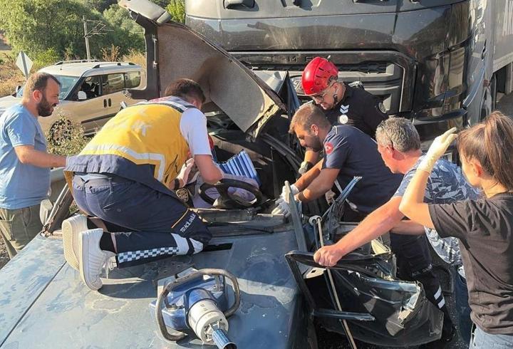 Bilecik'te tırın çarptığı otomobilin sürücüsü yaralandı