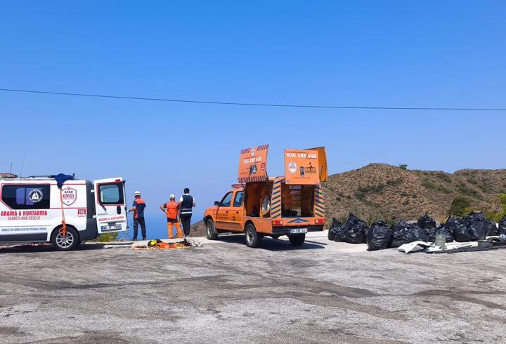 Datça'da ulaşılamayan zorlu bölgelerde temizlik çalışması
