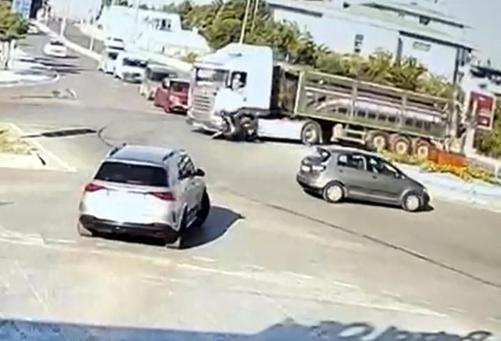 TIR’la çarpışan motosikletin sürücüsü yaralandı; kaza kamerada