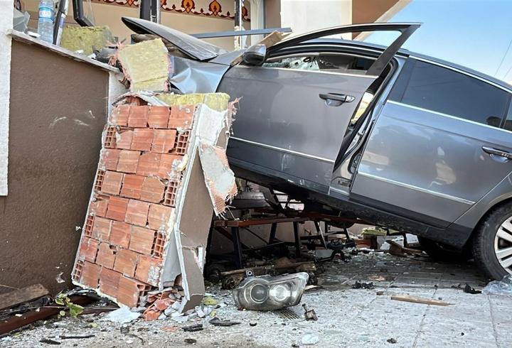 Otomobil caminin duvarına çarptı: 2 yaralı