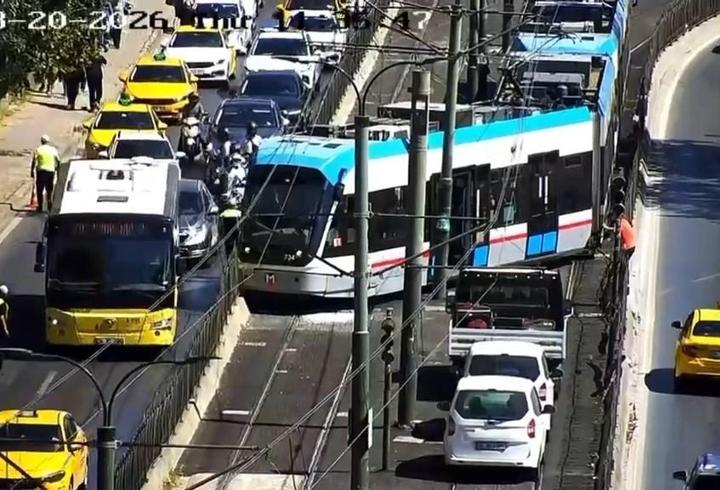 Beyoğlu’nda tramvay raydan çıktı; yolcular tahliye edildi