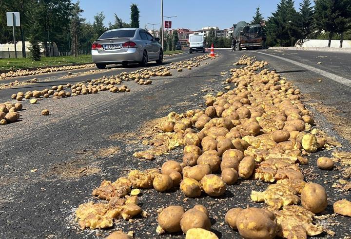 TIR’ın dorsesindeki 1 ton patates yola döküldü, ulaşım aksadı