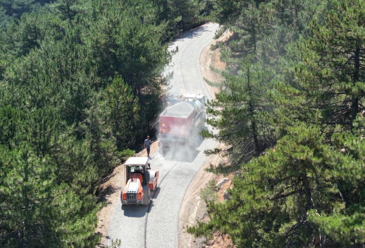 Spil Dağı eteğindeki Ayvacık Mahallesi yolunda 6 kilometrelik asfaltlama çalışması