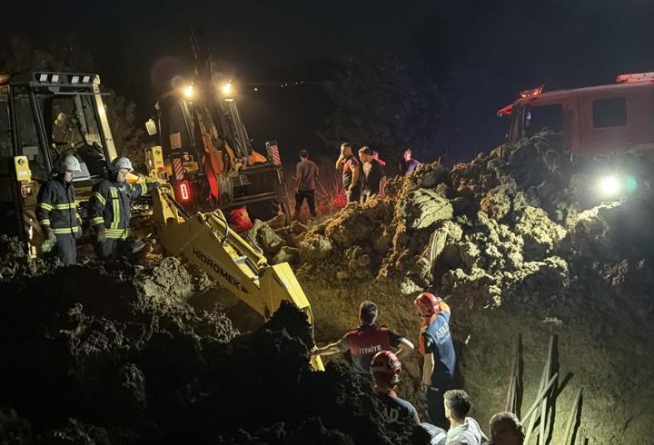 Su kuyusuna hortum bağlarken baba- oğul toprak altında kaldı