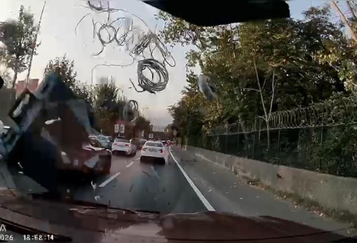 Sarıyer’de 4 otomobilin karıştığı kaza kamerada; araç havalanıp karşı yöne savruldu