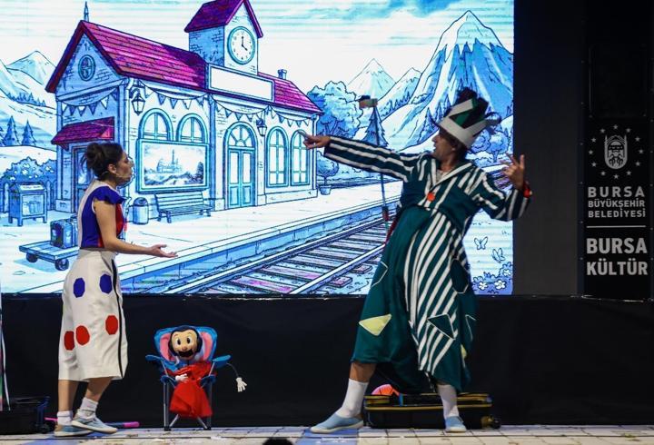 Büyükşehir’den miniklere ‘İki Bavul Dolusu’ eğlence