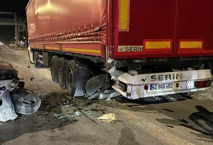 TIR'a çarpan otomobil, hurdaya döndü; sürücü yaralandı