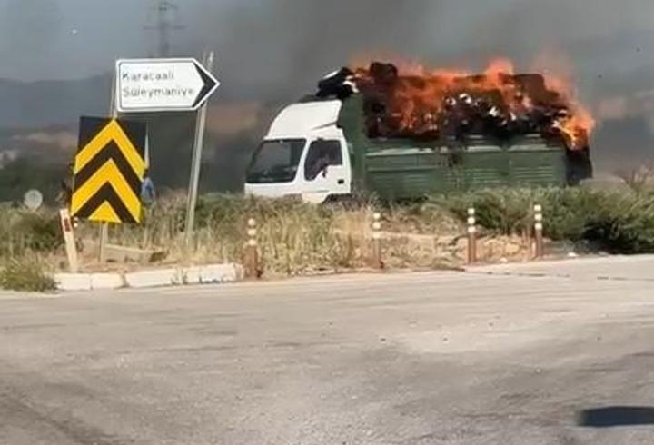 Seyir halindeki kamyondaki saman balyaları yandı; o anlar kamerada