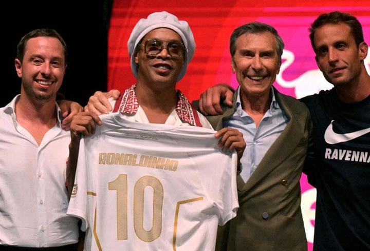 Ronaldinho, sahalara geri dönüyor: 3. lig takımıyla anlaştı
