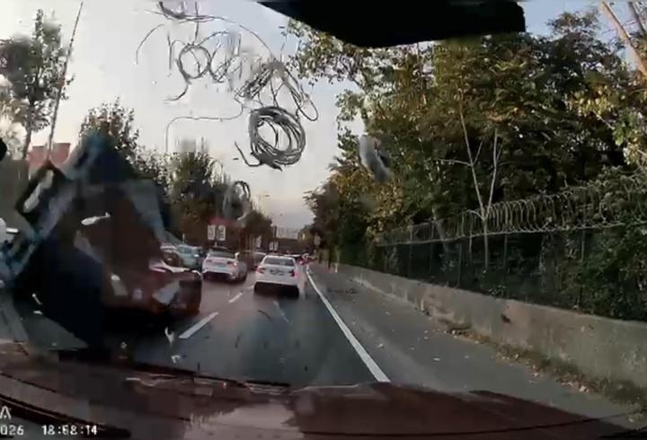 İstanbul'da araç karşı şeride böyle uçtu