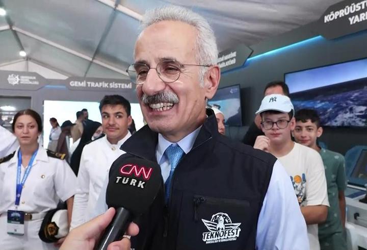 Bakan Uraloğlu, TEKNOFEST Mavi Vatan stantlarını CNN TÜRK'te anlattı