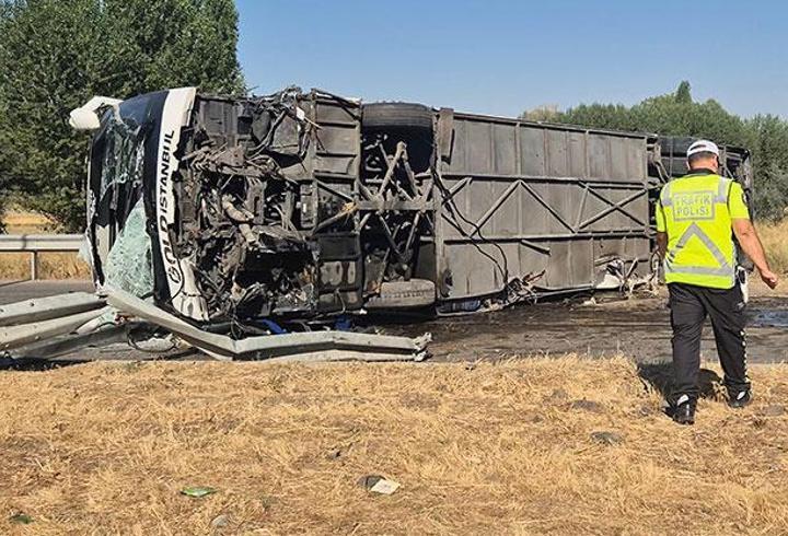 Afyonkarahisar'da yolcu otobüsü devrildi: 22 yaralı