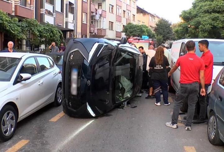 Ümraniye'de otomobil devrildi: 3 araca çarptı