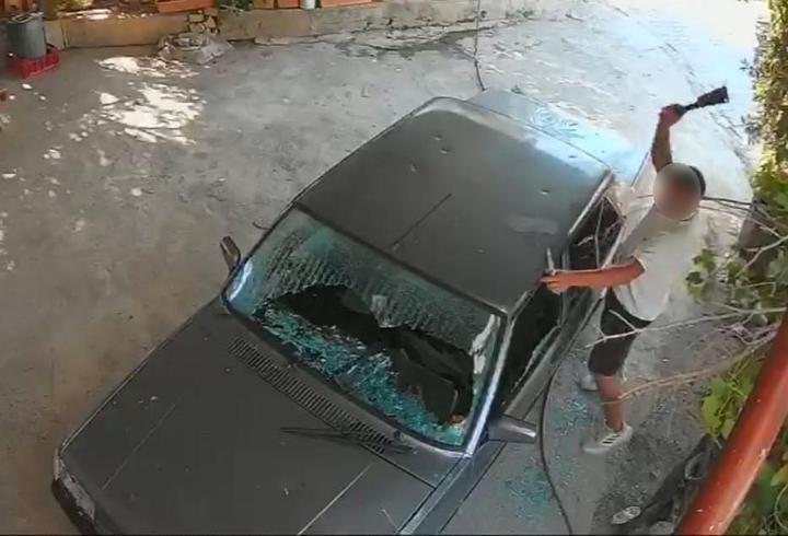 Arabayı dakikalar içinde paramparça etti: Satırlı saldırı kamerada!