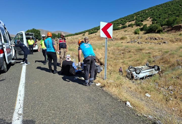 Bingöl’de hafif ticari araç şarampole devrildi: 1’i ağır, 6 yaralı