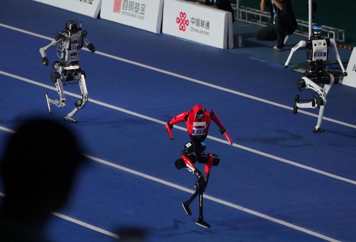 Robotlar insanların rekorlarını kırdı: 100 metreyi Usain Bolt'tan daha hızlı koştu!