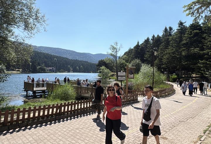 Gölcük Tabiat Parkı hafta sonunda doğaseverlerin ilgisiyle karşılaştı