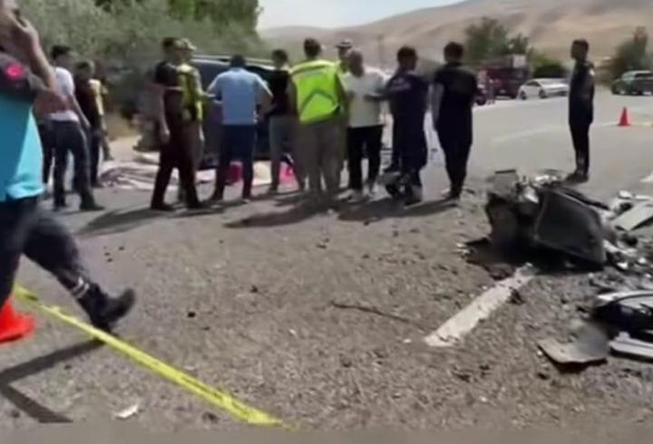 Van'da iki hafif ticari araç kafa kafaya çarpıştı: 2 ölü, 9 yaralı