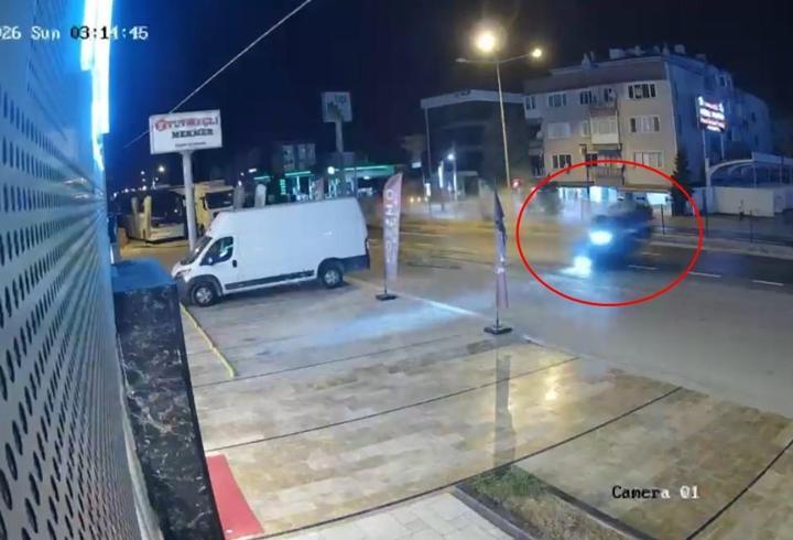 Takla atan otomobil, üst geçidin merdivenlerine çarptı; 2 yaralı