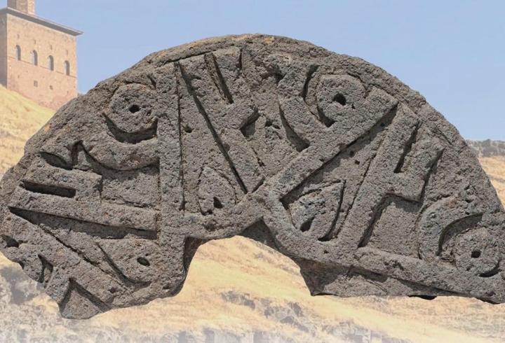 Ani’de “Hz. Muhammed” İsminin Yer Aldığı Selçuklu Taşı Bulundu