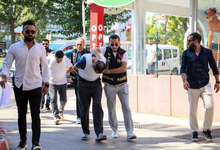 Cinayet öncesi tanınmamak için peruk takmış