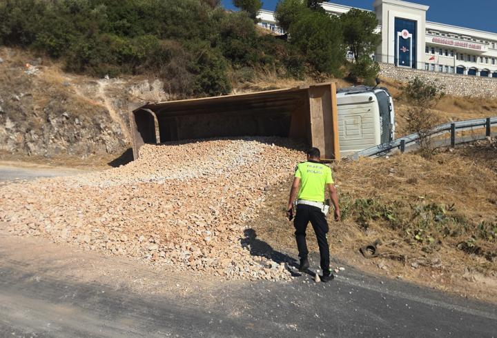 Freni boşalan kamyonu devirerek durduran sürücü yaralandı
