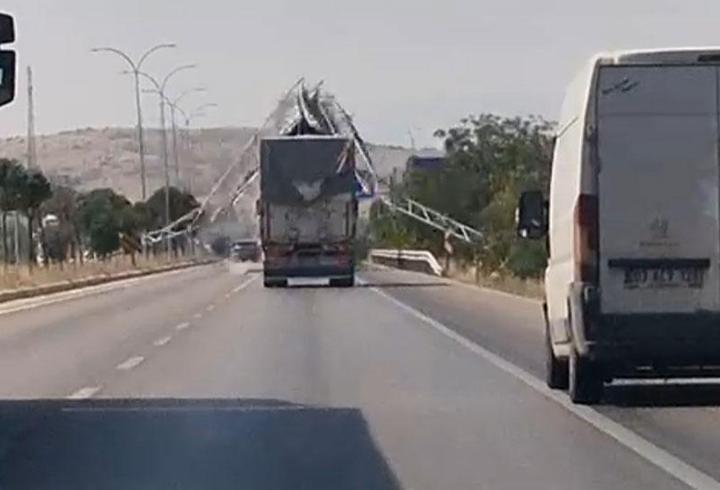 Damper kazası kamerada: Yön levhasını yıktı