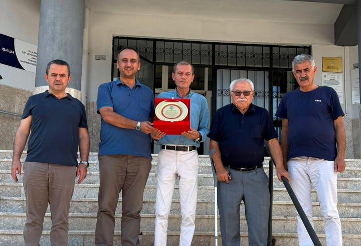 Emekliye ayrılan lise müdürüne veda programı