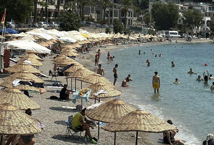 Bodrum'da hava sıcaklığı 40 dereceyi aştı, sahiller doldu