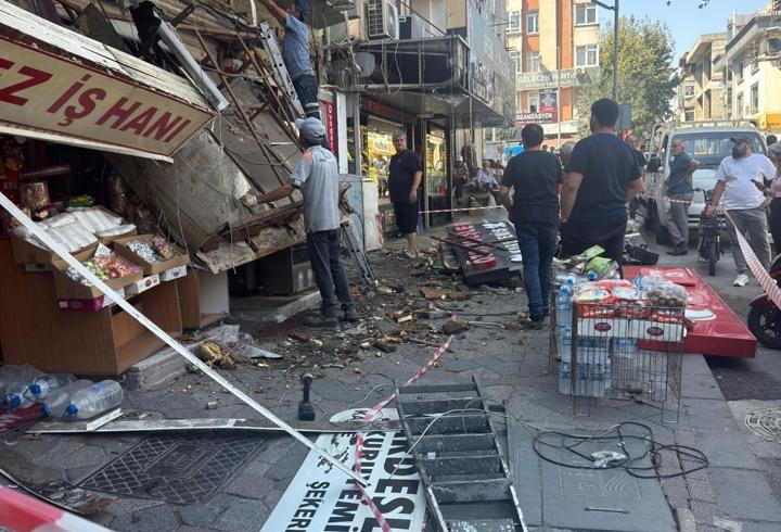 Klima montajı sırasında çökme; 2 yaralı
