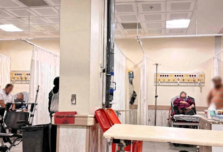 Rahatsızlanan vali yardımcısı sıraya girdi, acil servisteki gözlemini sanal medyadan paylaştı