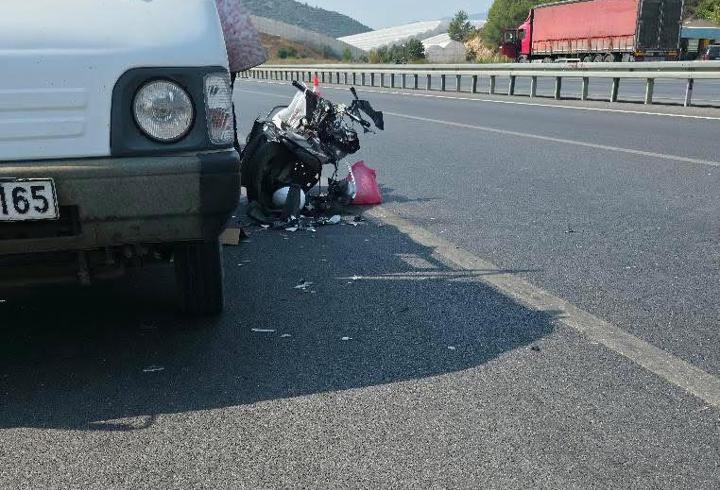 Park halindeki kamyonete çarpan motosiklet sürücüsü yaralandı