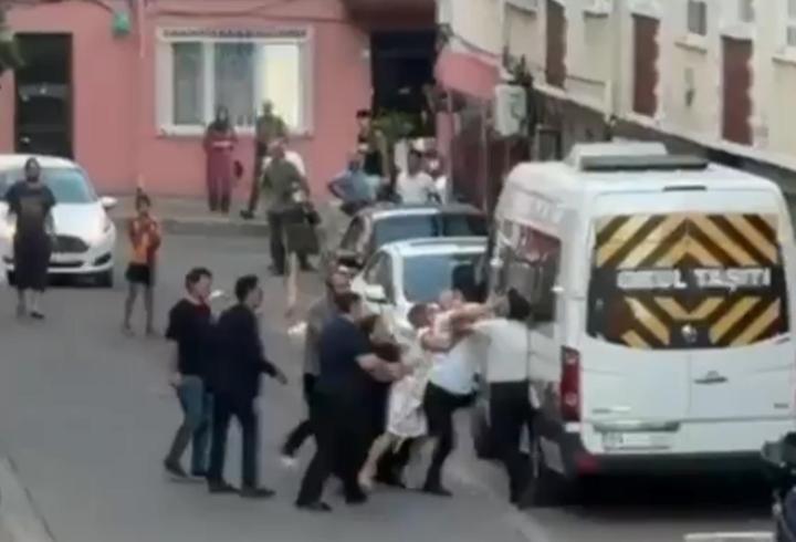 Komşuların keserli, yumruklu kavgası kamerada
