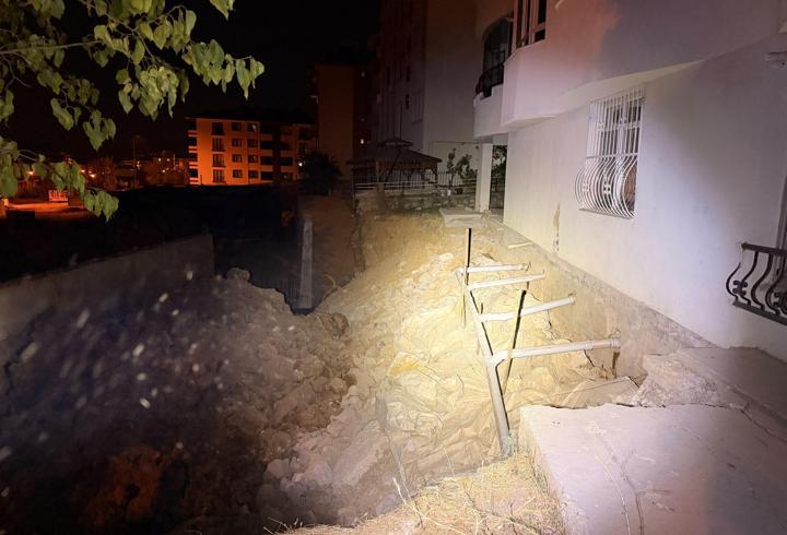 Tunceli’de temel kazısı sırasında toprak kaydı, 5 katlı bina tahliye edildi